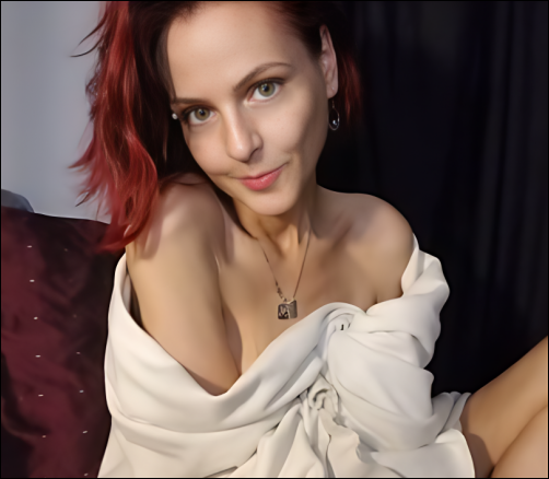 camgirl Quinn69 wrapped in a blanket